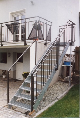 Außentreppe als Metalltreppe in verzinkter Ausführung als Blech Wangentreppe
