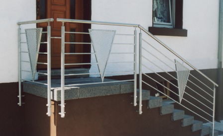 Geländer verzinkt als Treppengeländer mit mitlaufenden Füllstäben und dreieckigen Ornamenten in Lochblech