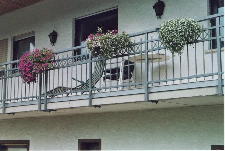 Geländer verzinkt an einem Balkon als Balkongeländer mit senkrechten Stäben